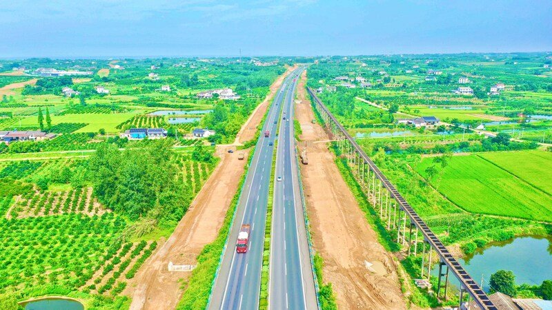 wKgK1GqL_NGAJiqdAB7SBRFBz3A809.jpg 往来城乡的客车沿着道路不断向前